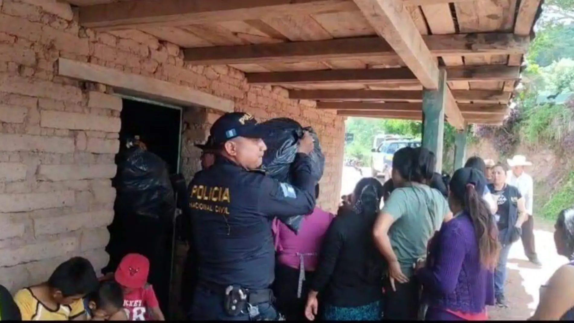 Policía cargando bolsas de ayuda